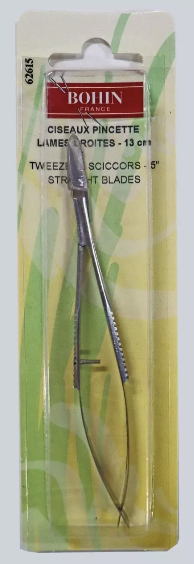 Tweezer with scissors